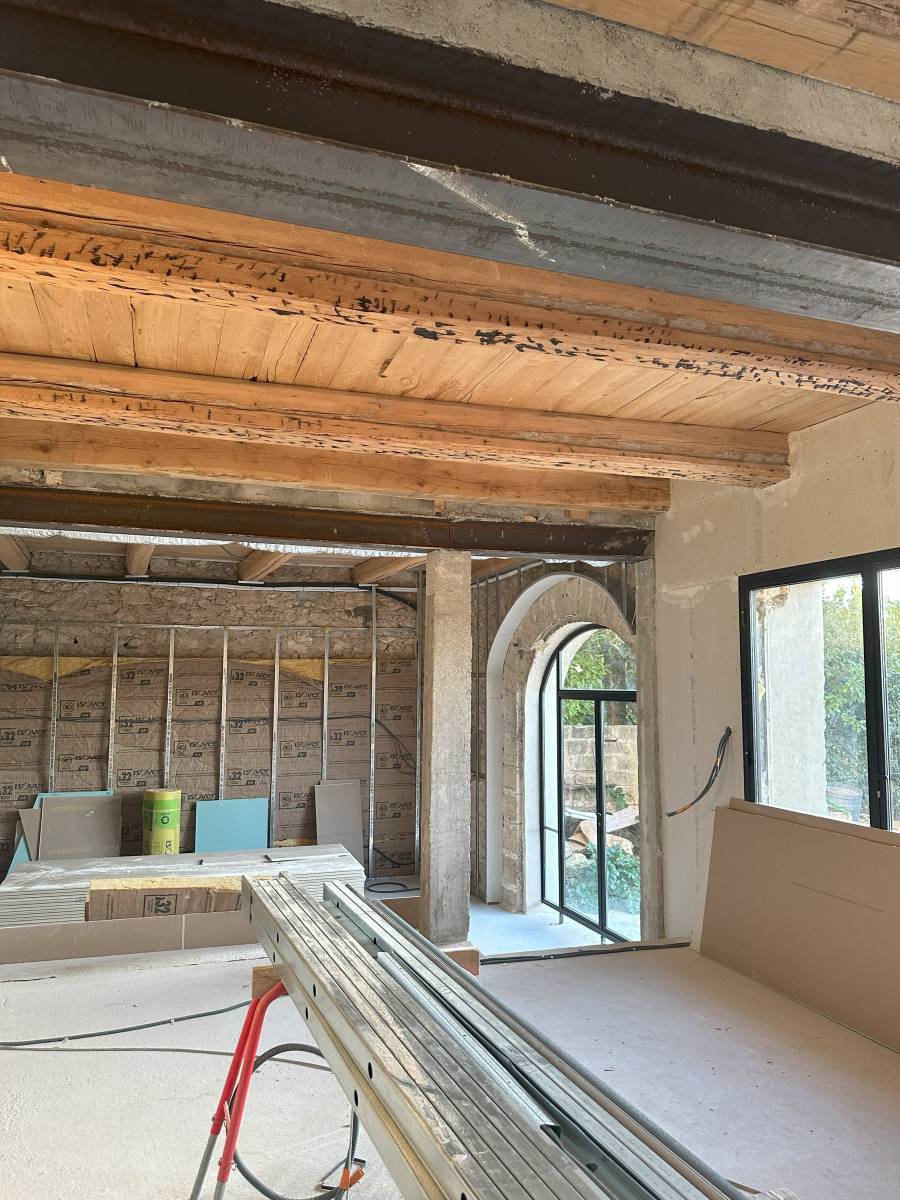 Rénovation lourde d'une vieille grange en pied du château de Castries