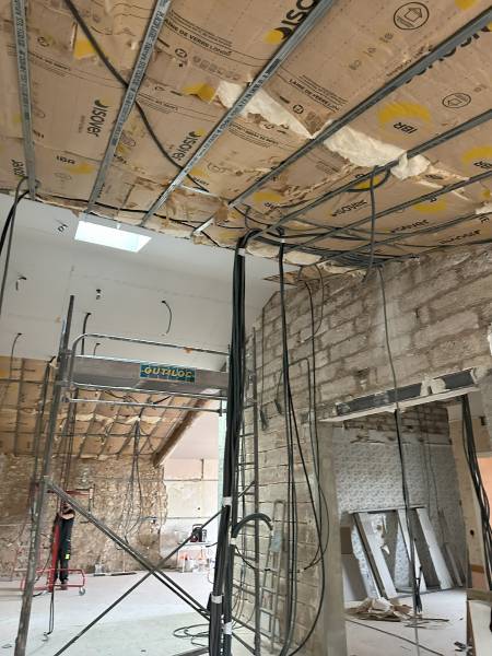 Rénovation lourde d'une vieille grange en pied du château de Castries