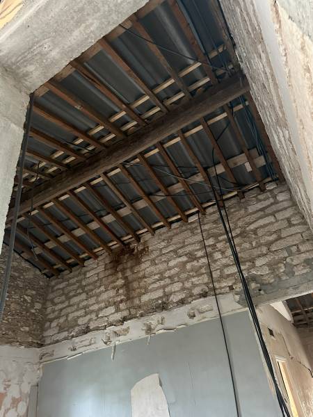 Rénovation lourde d'une vieille grange en pied du château de Castries