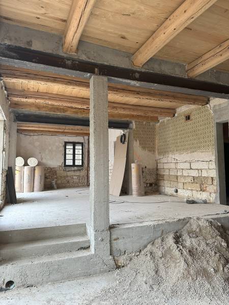 Rénovation lourde d'une vieille grange en pied du château de Castries