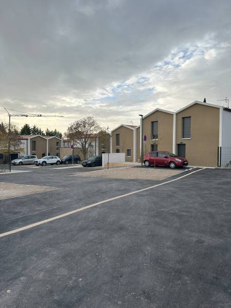 Villas en bandes vue entrée parking