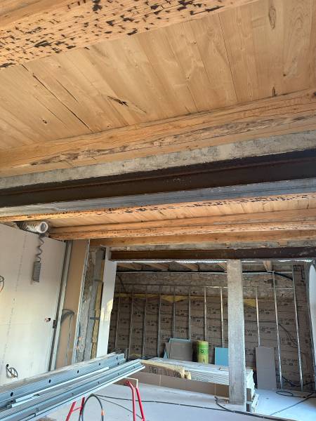 Rénovation lourde d'une vieille grange en pied du château de Castries