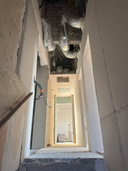 Rénovation lourde d'une vieille grange en pied du château de Castries