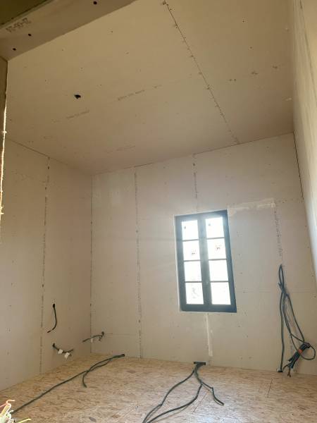 Rénovation lourde d'une vieille grange en pied du château de Castries