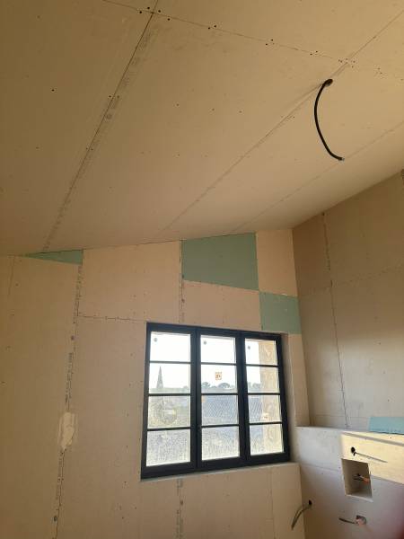 Rénovation lourde d'une vieille grange en pied du château de Castries