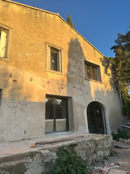 Rénovation lourde d'une vieille grange en pied du château de Castries