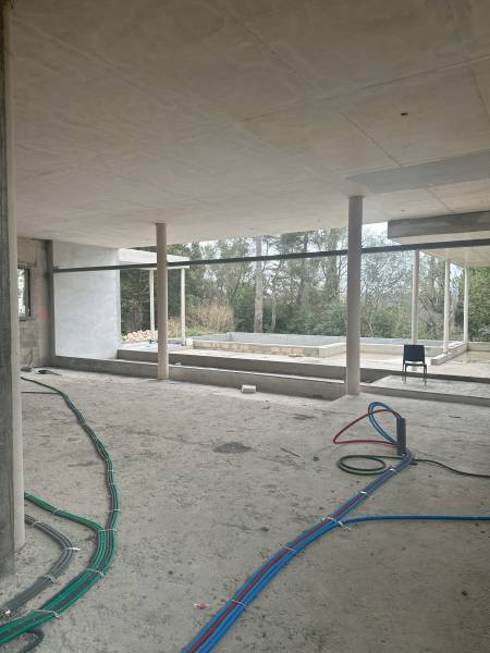 Vue de l'intérieur avec sous-face plafond laissée béton brut avec pose pose potence pour MEXT avec imposte de 400kgs