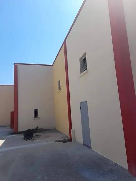 Modification d’un bâtiment industriel à Teyran près de Montpellier : segmentation et création de cellules avec portes sectionnelles